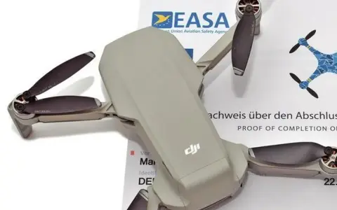 Graue Drohne liegt auf einem EASA-Zertifikat. So kann man legal eine **Drohne ohne Registrierung fliegen**.