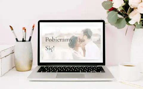 Laptop z interaktywną stroną www "Pobieramy się!" pokazuje przyczyny rezygnacji z drukowanych zaproszeń.
