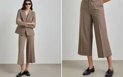 Mujer con traje de cuadros marrones y zapatos negros. Los pantalones tobilleros lucen geniales con estos zapatos.