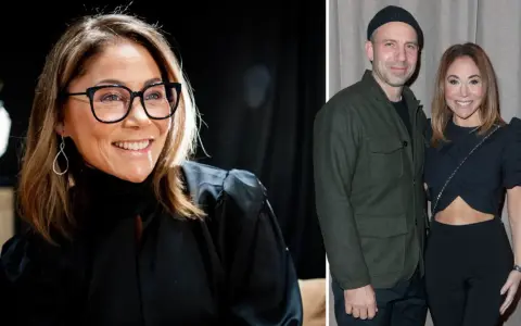 En kvinna med glasögon ler, bredvid henne står en man och en kvinna. Thomas de Paula Eby är med på bilden.