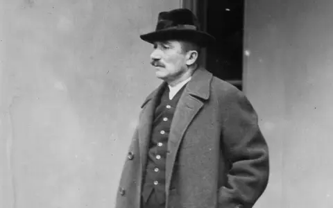 Wincenty Witos w kapeluszu i płaszczu. Ciekawostki o jego życiu i działalności politycznej.