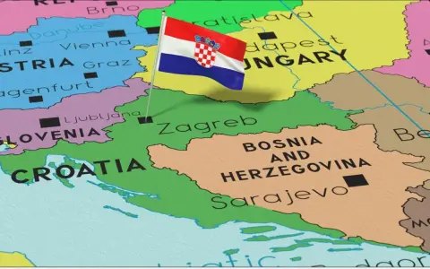 Mapa Europy Środkowej z zaznaczoną Chorwacją i jej flagą. Gdzie leży Chorwacja? Między Słowenią, Węgrami a Bośnią i Hercegowiną.