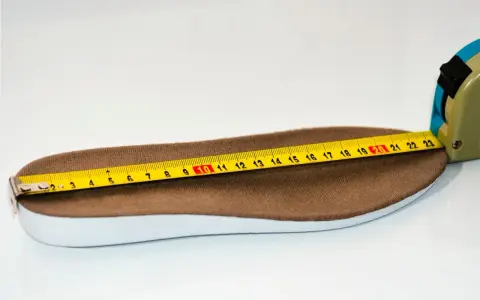 Miarka mierzy wkładkę do butów. Długość wkładki to rozmiar 41, co odpowiada około 26 cm.