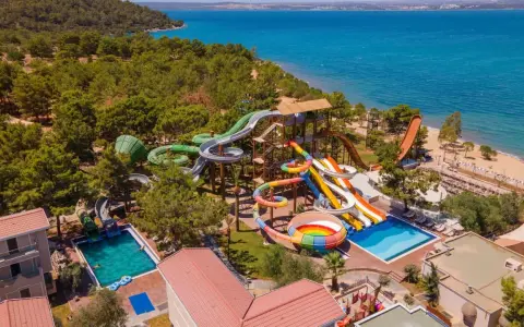 Wodny park rozrywki przy plaży, otoczony naturą. Wiele zjeżdżalni i basenów. **Long beach club nature opinie** - idealne miejsce na wakacje.