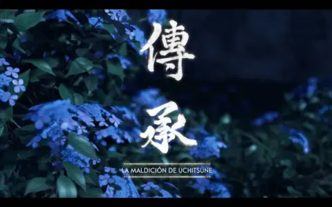 Flores azules y verdes rodeando kanjis blancos. Debajo, el texto "LA MALDICIÓN DE UCHITSUNE" evoca un misterio ancestral.