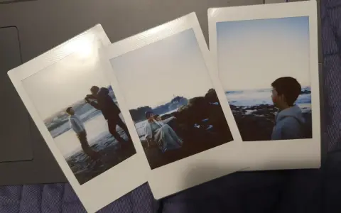 Trzy zdjęcia jak z Instax: chłopiec na plaży, para na skałach i chłopiec patrzący na morze.