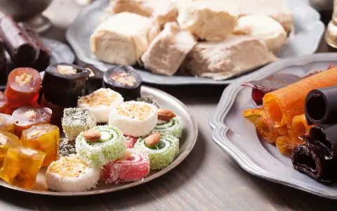 En härlig samling turkisk mat med olika sorters lokum, halva och fruktläder.
