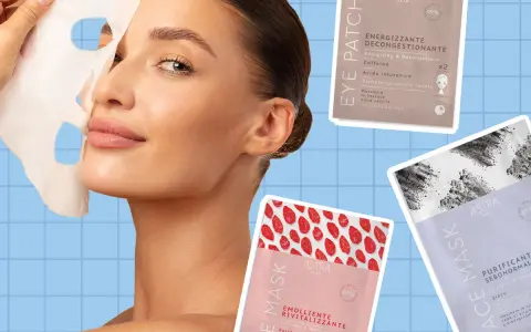Donna applica una maschera viso prima o dopo la doccia, circondata da confezioni di maschere Astra Skin.