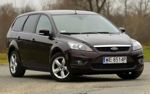 Brązowy Ford Focus MK2 1.6 TDCI, kombi, na drodze. Zastanawiasz się, ile oleju potrzebuje?