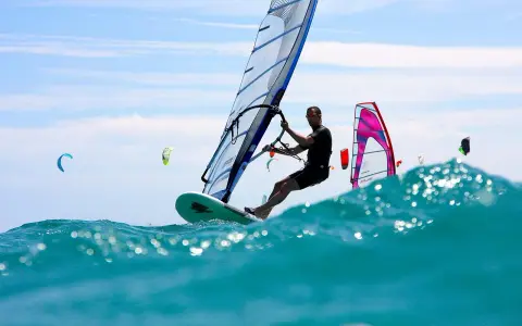 Jak dobrać żagiel do windsurfingu? Uniknij 5 błędów!