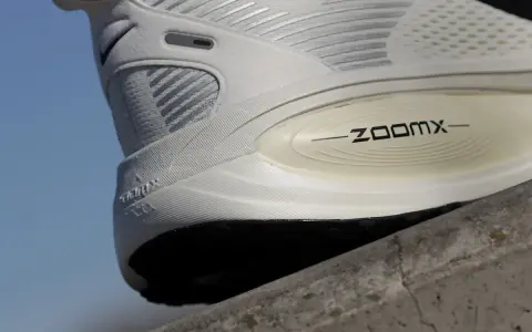 Biały but sportowy z napisem ZOOMX. Widoczna podeszwa i część cholewki. To jest właśnie ten słynny drop w butach, który wpływa na komfort biegu.