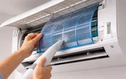 Nettoyage d'un filtre de climatisation poussiéreux. Un entretien régulier prolonge la durée de vie climatisation et assure un air sain.
