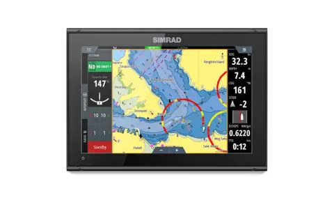 Écran Simrad affichant une carte nautique avec des données de navigation. La fonction side imaging est visible sur la carte.