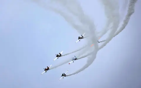 Sechs Flugzeuge ziehen Rauchschwaden hinter sich her, ein beeindruckendes Schauspiel bei einer Flugshow in Deutschland.