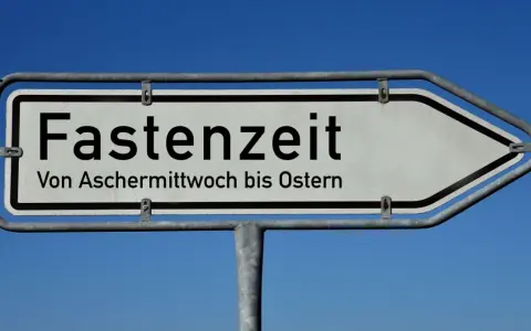 Wegweiser "Fastenzeit" mit der Angabe "Von Aschermittwoch bis Ostern".