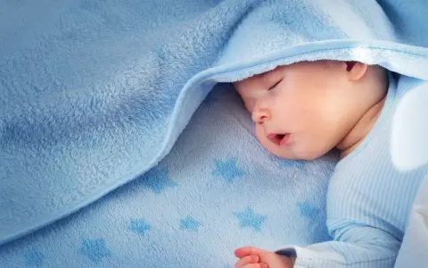 Sover sött i blått, undrar om kan bebisar svettas när de drömmer om stjärnor?