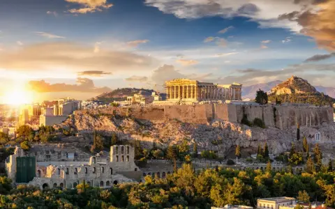 L'Acropole d'Athènes baignée par le soleil couchant, un site qui évoque la grandeur de l'olympe mythologie.