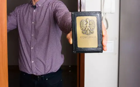 Komornik pokazuje legitymację. Czy umowa zlecenie chroni przed jego wizytą?