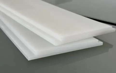 Stos poliamidowych płyt w kolorze białym.