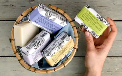 Cesto con shampoo solidi Davines. Scopri come si usa lo shampoo solido per capelli morbidi e voluminosi.
