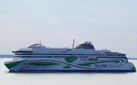 Prom Tallink Shuttle "Megastar" płynie po Bałtyku, łącząc Tallin z Helsinkami.