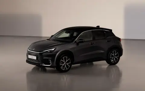 Elegancki, ciemnoszary Lexus LBX prezentuje się stylowo. Sprawdź, jaka jest jego lexus lbx cena i wyposażenie.