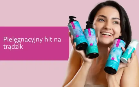 Uśmiechnięta kobieta prezentuje kosmetyki z kwasem na trądzik. Pielęgnacyjny hit dla cery problematycznej.
