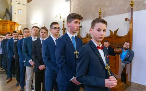 Chłopcy w garniturach, gotowi na bierzmowanie. Elegancki strój na bierzmowanie dla świadka i jego kolegów.