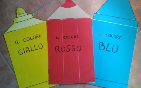 Giallo, rosso e blu: i colori primari prendono vita in forme di pastelli, pronti per insegnare ai bambini.