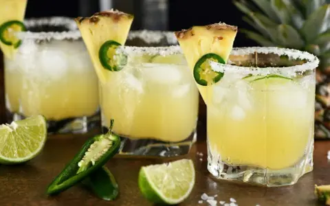 Orzeźwiający drink z coroną, ananasem i jalapeño, z solą na brzegu szklanki. Idealny na upalne dni.
