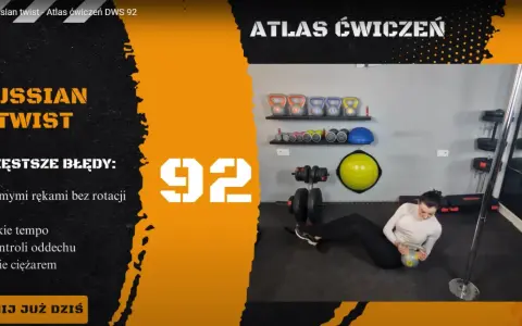 Kobieta wykonuje Russian twist z odważnikiem, ćwicząc mięśnie brzucha. Zobacz, jak uniknąć błędów i osiągnąć najlepsze efekty!