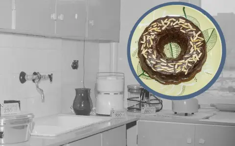 Czekoladowa babka z migdałami na talerzu, w kuchni z lat 70. Prawdziwy slow food.