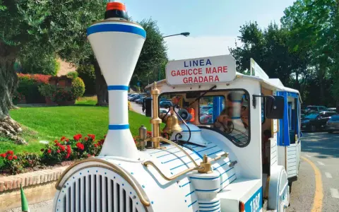 Trenino turistico per la linea Gabicce Mare-Gradara. Un modo divertente per andare da Gabicce Mare a Gabicce Monte a piedi, godendosi il panorama.