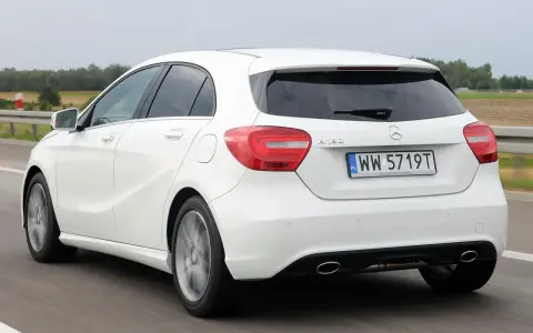 Biała Mercedes A-klasa w ruchu. Mechanicy chwalą jego niezawodność i komfort jazdy.