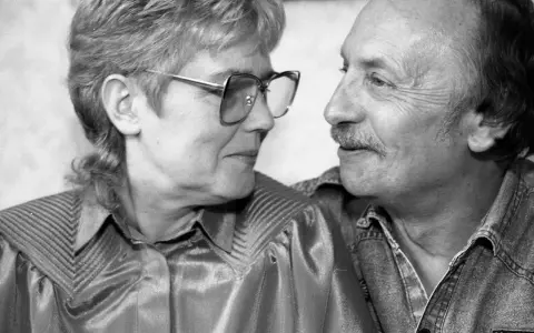 Hanna Pokora i jej mąż patrzą na siebie z czułością. Ona w okularach, on z wąsikiem.