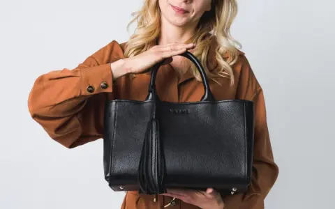 Elegancka, czarna torebka z frędzlem. Klasyka, która zawsze jest modna.
