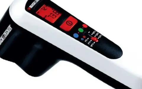 Thermomètre Black & Decker pour comment détecter les fuites d'air dans une maison. Indique 73.6°F.