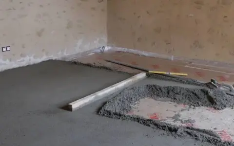 Ile betonu na podłogówkę? Odkryj minimalne grubości wylewki