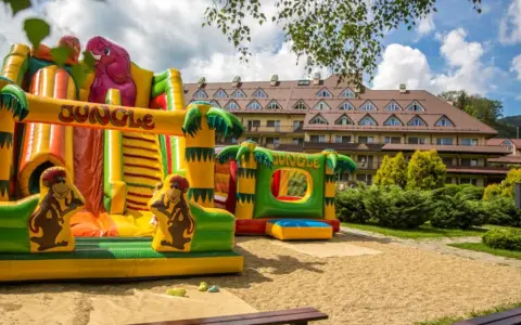 Kolorowy dmuchany plac zabaw "Jungle" przed hotelem, idealny dla dzieci.