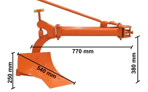 Pomarańczowy pług do orania z widocznymi wymiarami: 770 mm długości, 380 mm wysokości i 250 mm głębokości roboczej.