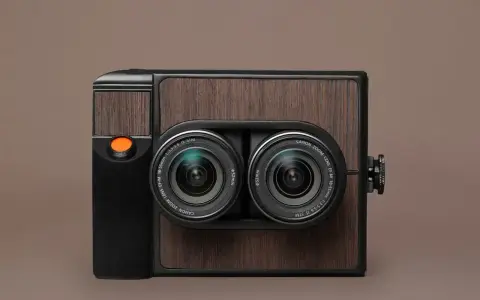 Dwukrotnie obiektywowa kamera do tworzenia obrazów 3D. Ta fotografia stereoskopowa uchwyciła urządzenie z drewnianymi akcentami.