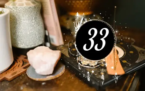Numerologia 33 w związku to klucz do głębokiego połączenia. Kryształy i magiczne symbole otaczają liczbę 33.