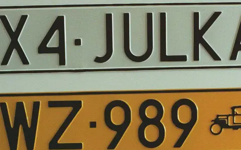 Tablice rejestracyjne: X4-JULKA i WZ-989. Wz rejestracja z numerem 989 i symbolem pojazdu.