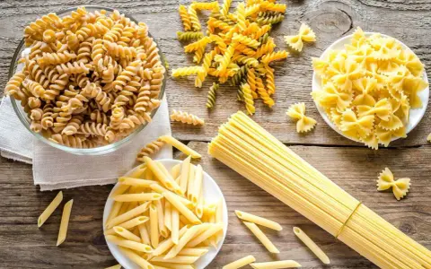 Różne rodzaje makaronu: fusilli, penne, farfalle i spaghetti. Czy semolina to tylko mąka? Nie, to baza do pysznych dań!
