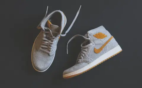 Szare buty sportowe z żółtymi akcentami. Zastanawiasz się, czym zdezynfekować buty?
