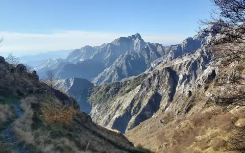 Sentiero panoramico sulla Via Vandelli, con montagne imponenti e valli profonde. Ideale per chi cerca dove dormire in un contesto naturale mozzafiato.