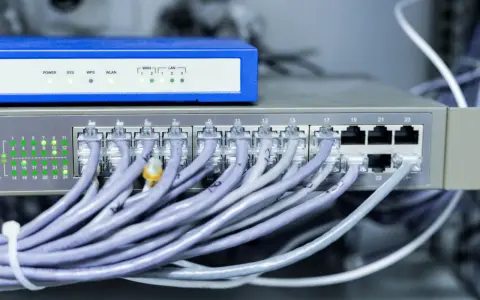 Sieć komputerowa z wieloma kablami Ethernet podłączonymi do switcha. Może to być podstawa do ubiegania się o rekompensatę za światłowód.
