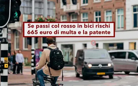 Ciclista ignora il semaforo rosso, rischiando una multa salata e la sospensione della patente, come previsto dall'art. 146 del Codice della Strada.