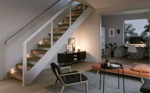 Vacker belysning trappa med integrerade spotlights som skapar en varm och inbjudande atmosfär. En modern inredning med stilrena möbler.