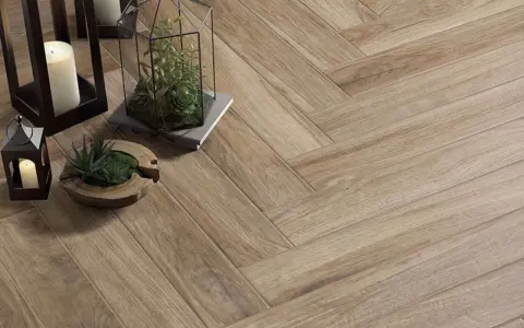 Detalles de cómo colocar azulejos en espiga, con velas y plantas decorativas sobre el suelo de madera.